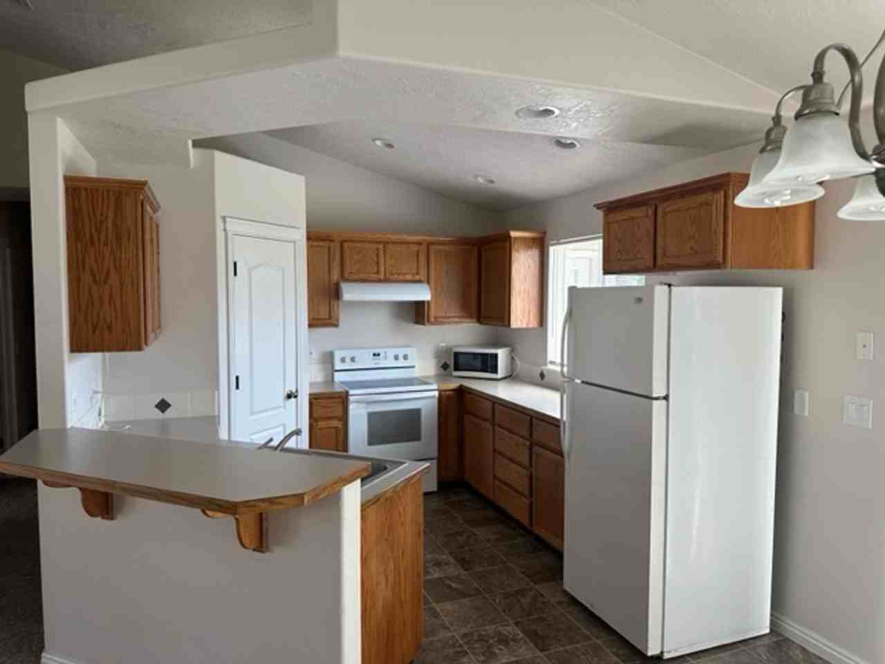 943 N Mount Hood Pl - Photo 4 of 24