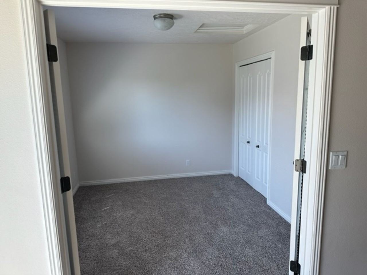 943 N Mount Hood Pl - Photo 5 of 24