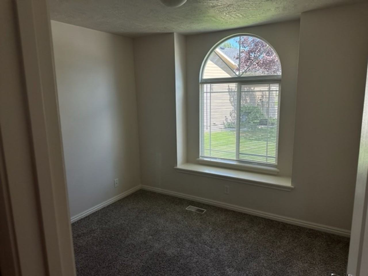 943 N Mount Hood Pl - Photo 7 of 24