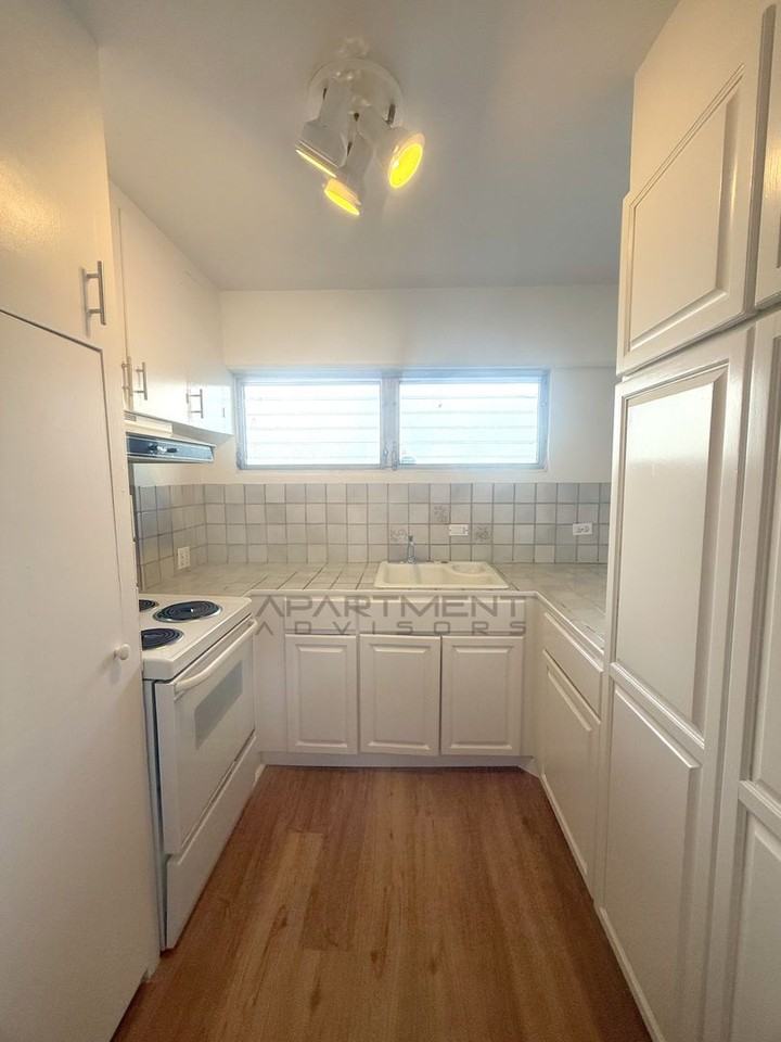 909 University Ave #111 - Photo 4 of 8