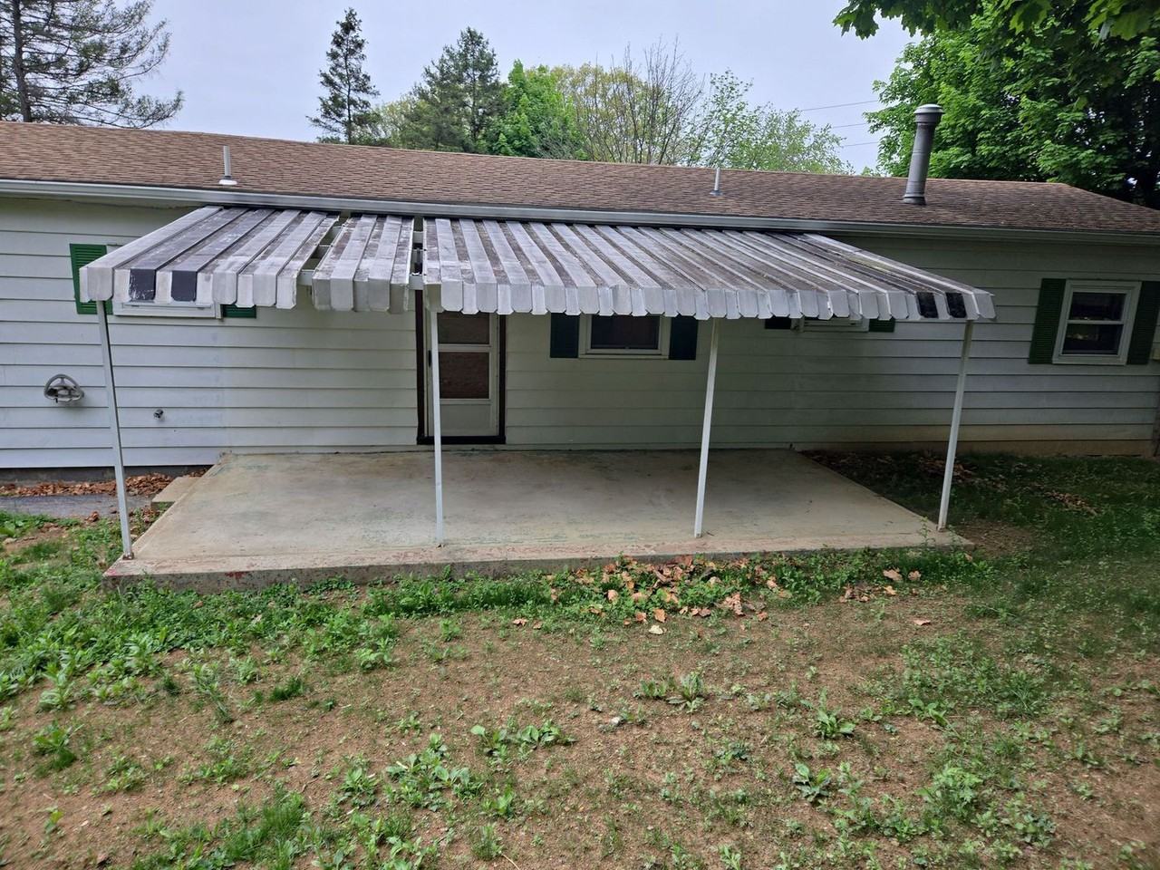 226 Roxbury Rd - Photo 3 of 14
