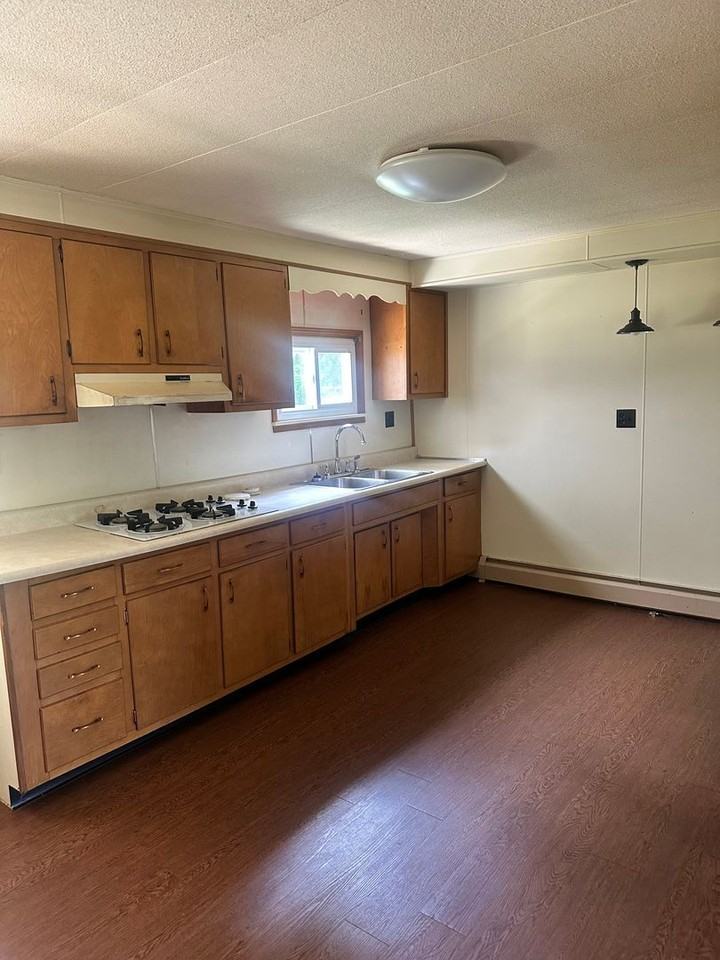 226 Roxbury Rd - Photo 4 of 14