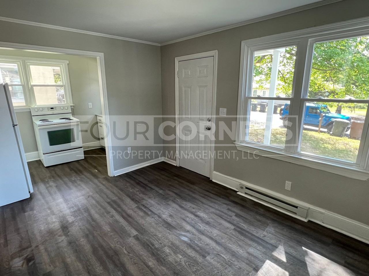 803 Cole St - Photo 2 of 8
