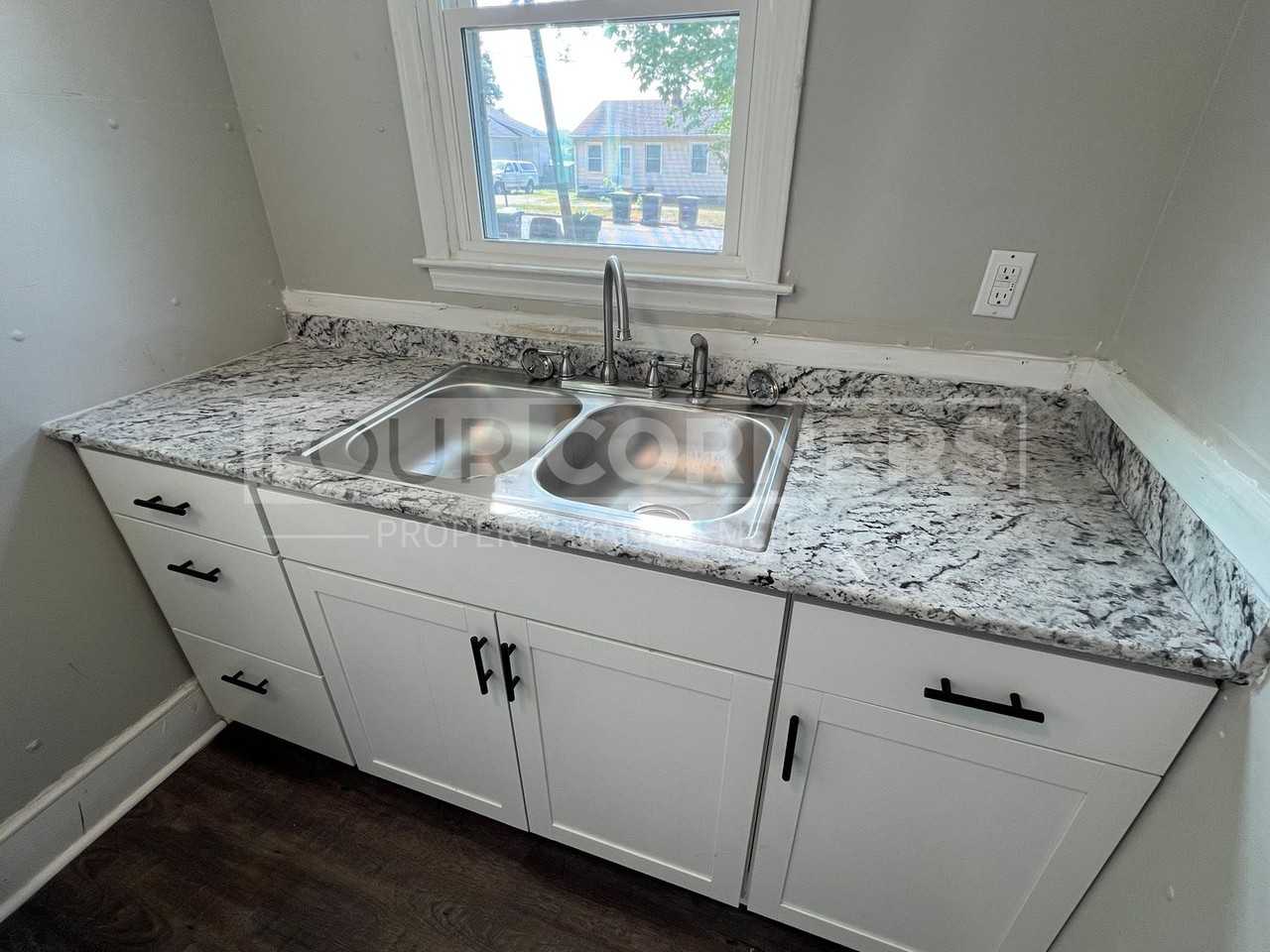803 Cole St - Photo 5 of 8