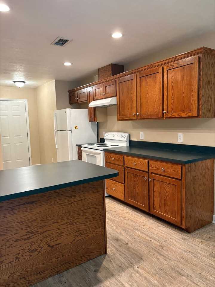 534 Collins Dr - Photo 3 of 12