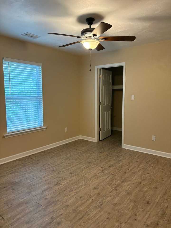 534 Collins Dr - Photo 5 of 12