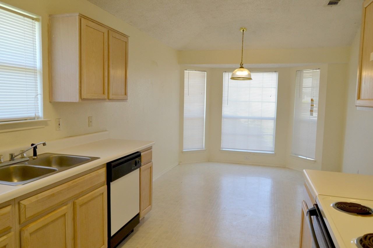 2308 Tracey Ann Ln - Photo 3 of 8