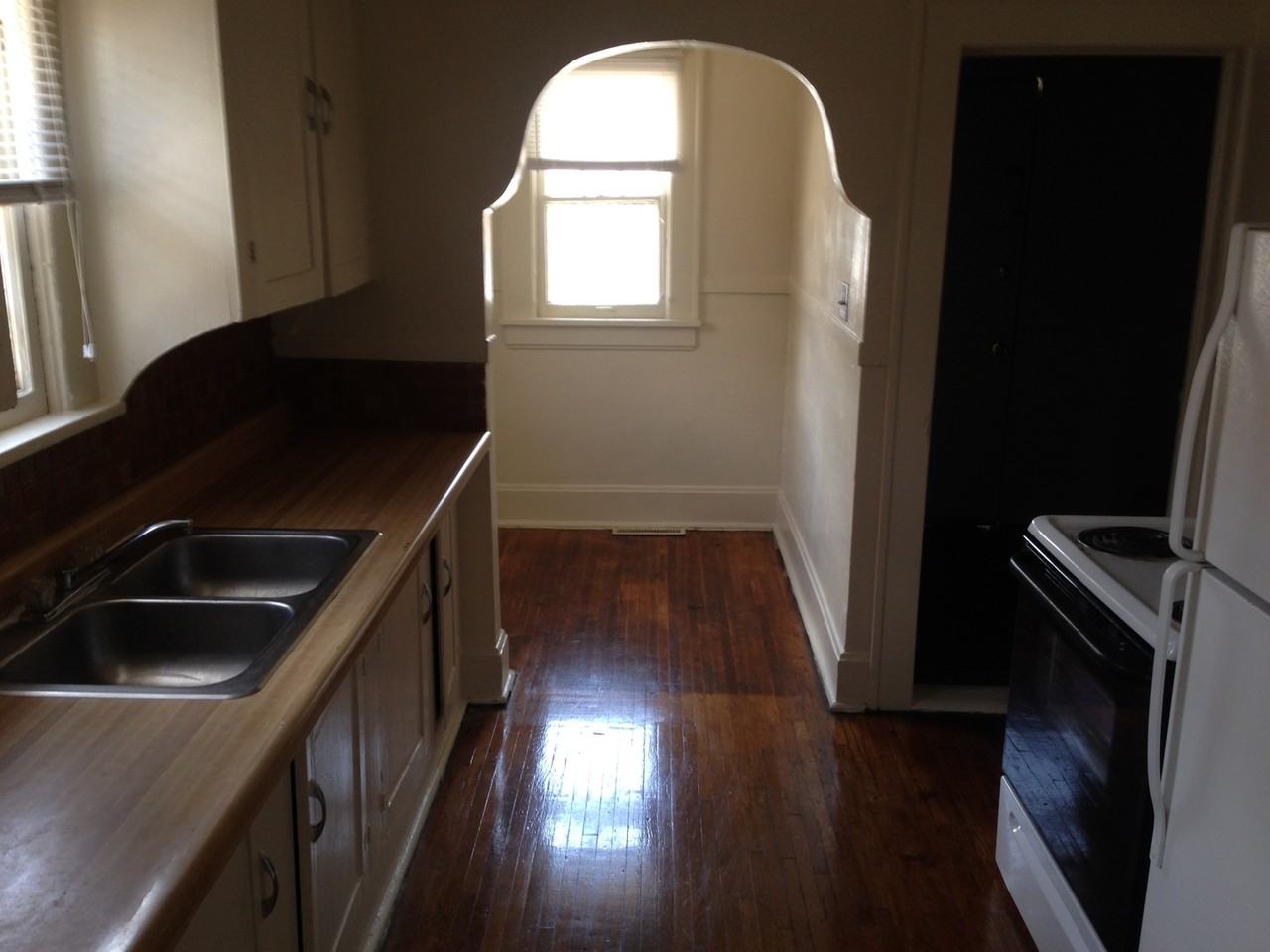 1142 E Elm St - Photo 4 of 10