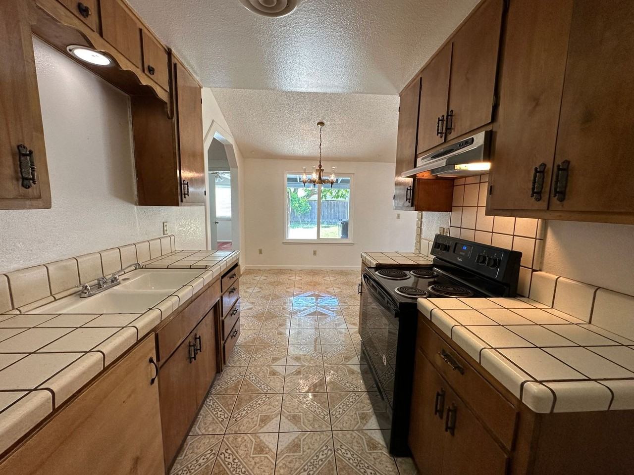 1135 Amberwood Ln - Photo 6 of 18