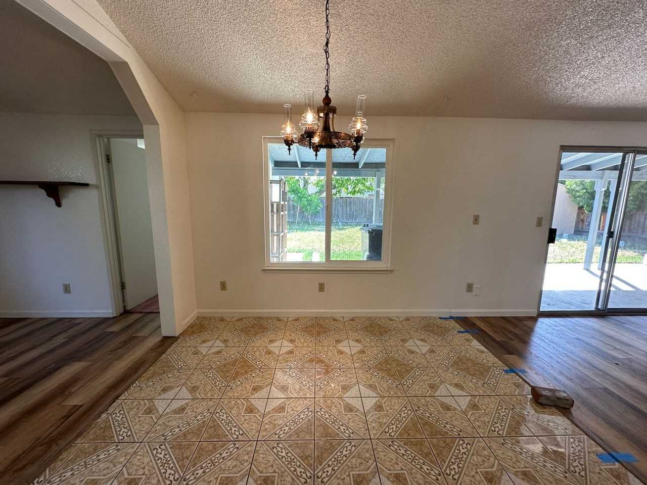 1135 Amberwood Ln - Photo 7 of 18