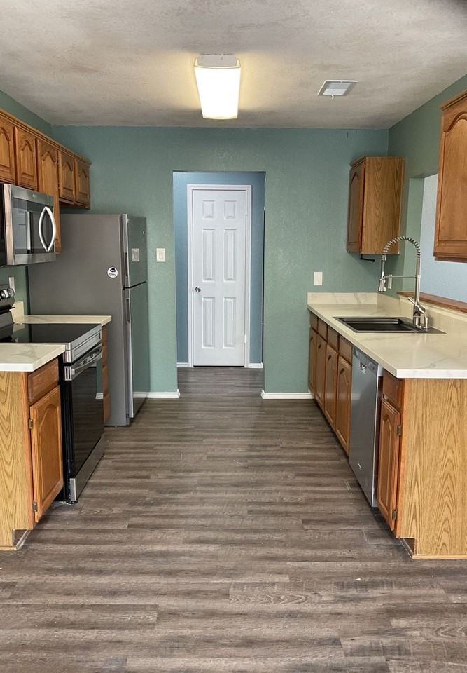 1910 Meadowbrook Dr - Photo 2 of 22
