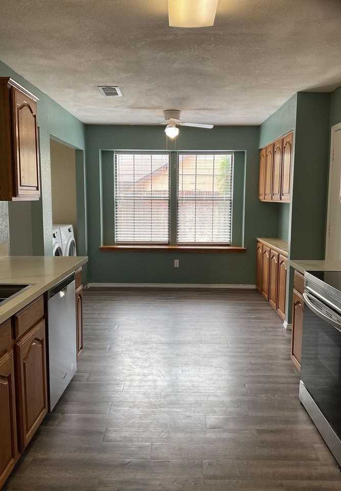 1910 Meadowbrook Dr - Photo 5 of 22