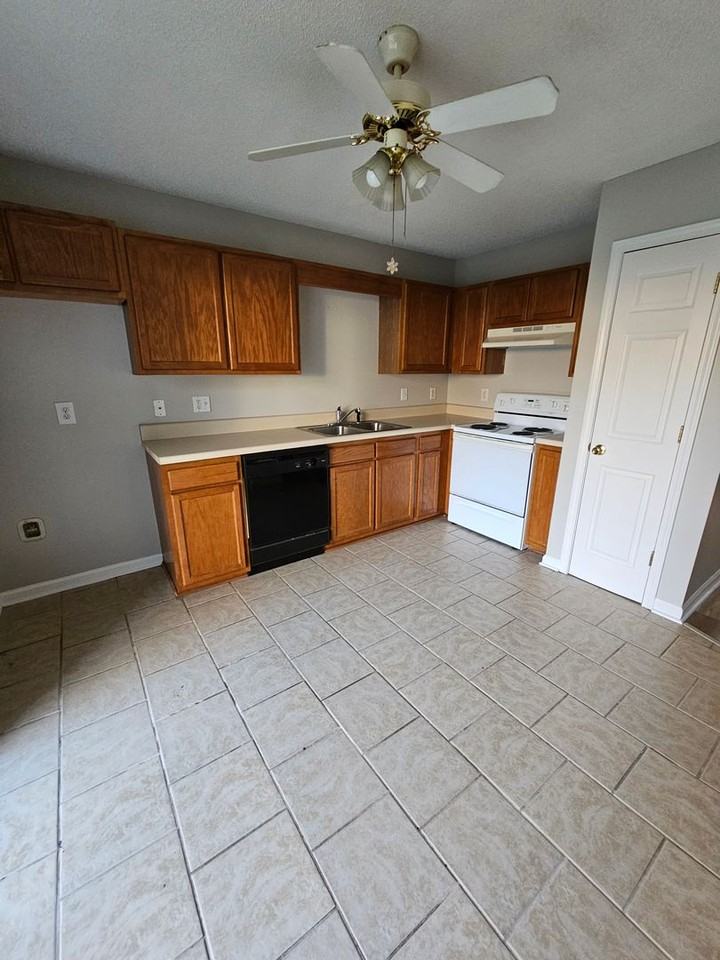 1112 Trinity St - Photo 3 of 10