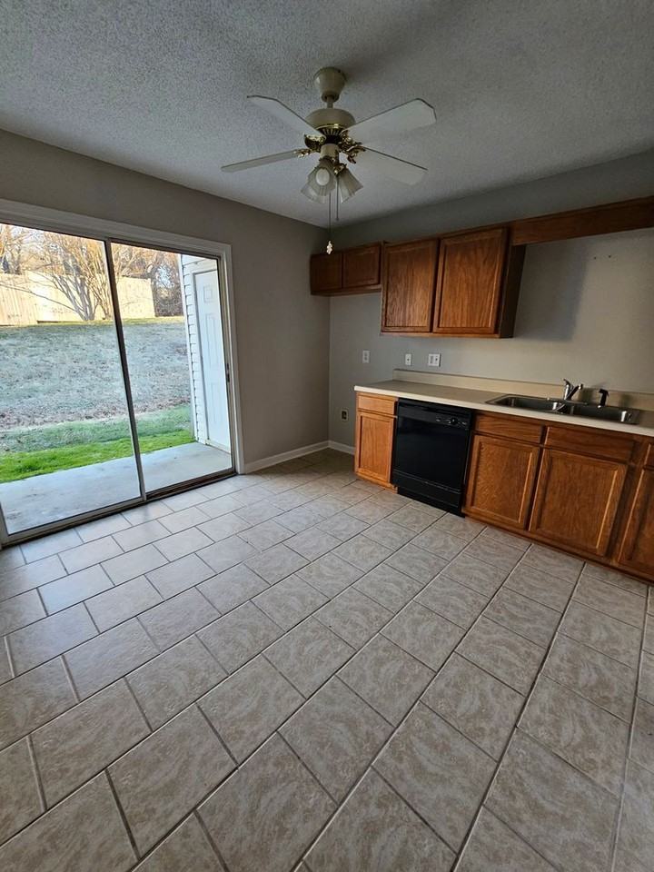 1112 Trinity St - Photo 4 of 10