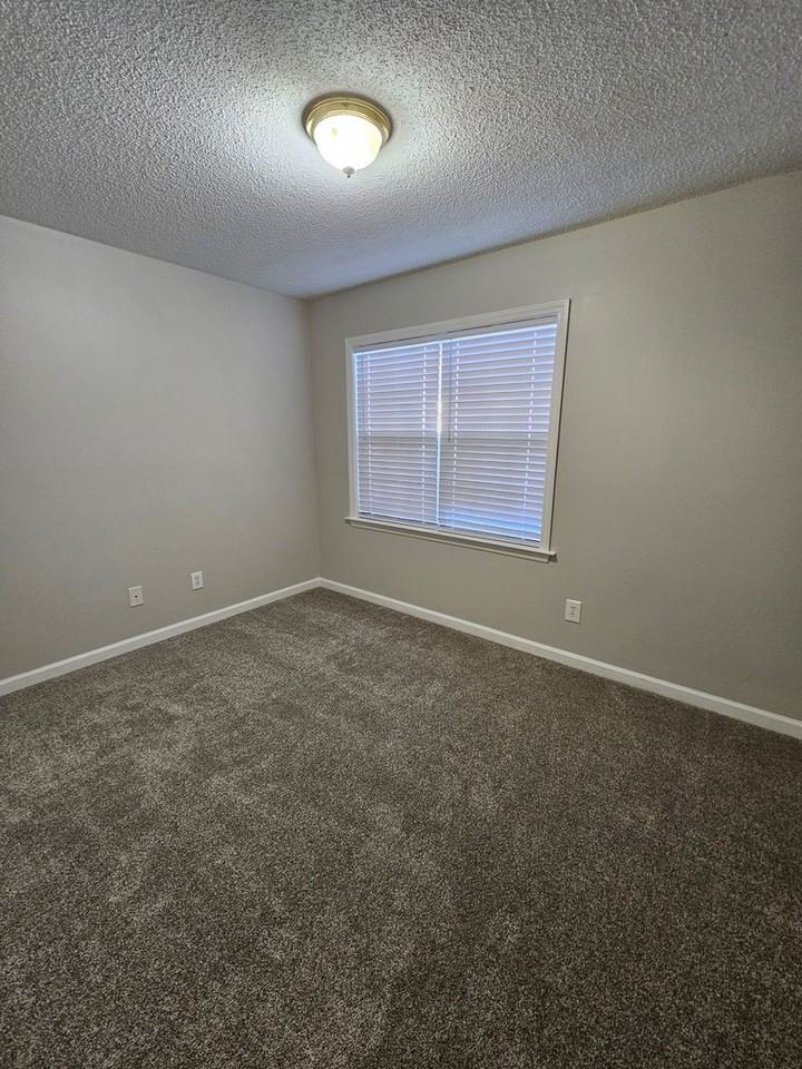 1112 Trinity St - Photo 6 of 10
