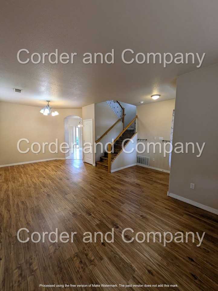 8827 Hampton Ave Ne - Photo 3 of 36