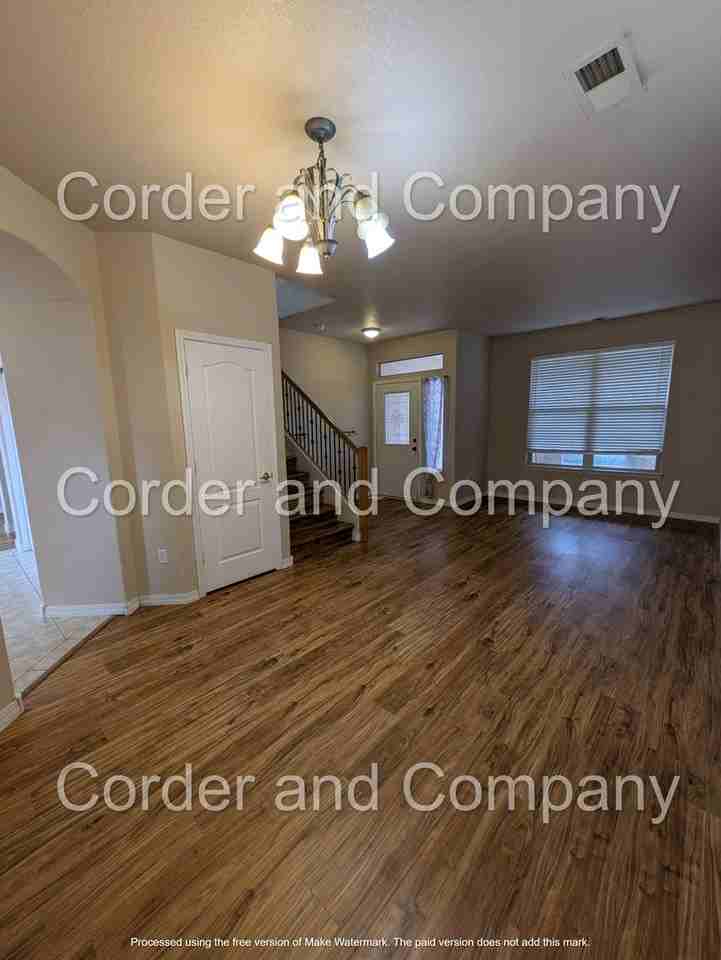 8827 Hampton Ave Ne - Photo 5 of 36