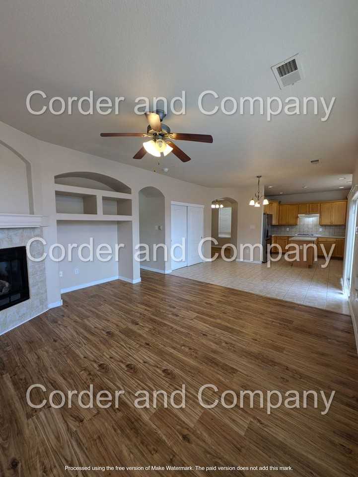 8827 Hampton Ave Ne - Photo 6 of 36