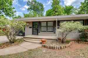 featured image of 409 E 8th St