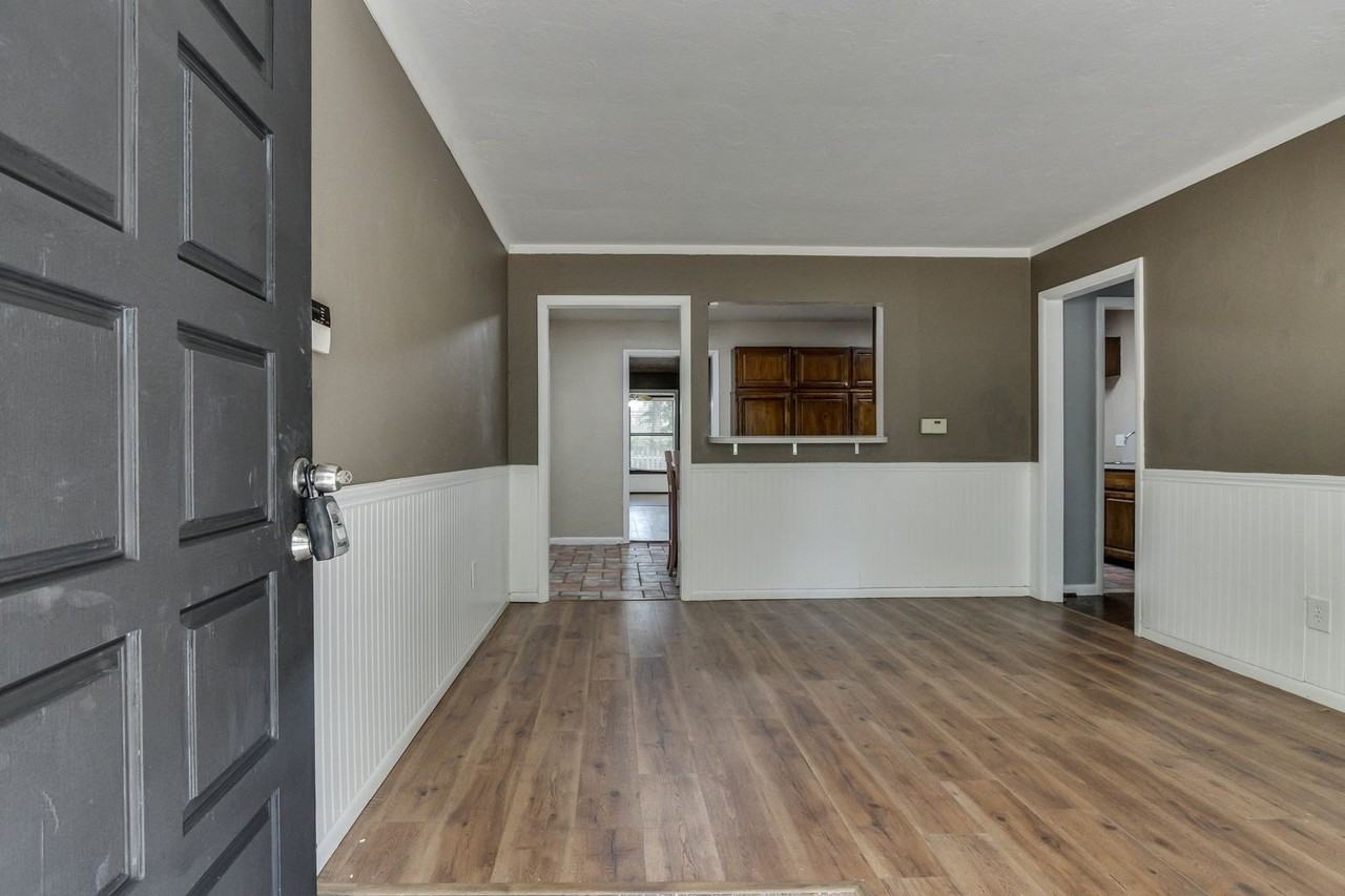 409 E 8th St - Photo 4 of 30