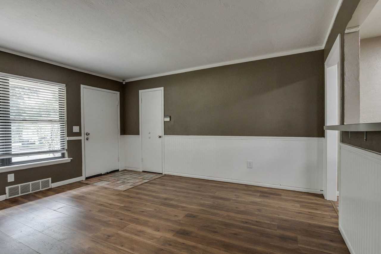 409 E 8th St - Photo 5 of 30