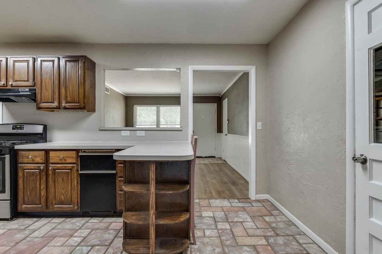 409 E 8th St - Photo 6 of 30