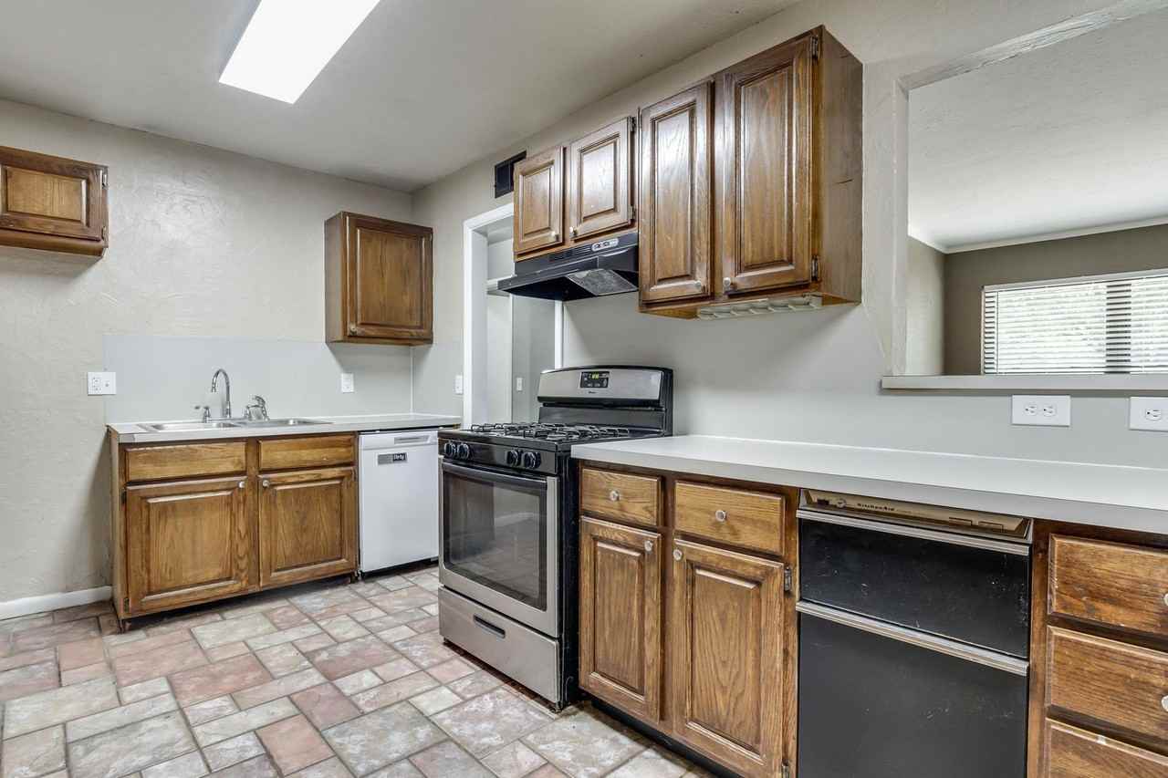 409 E 8th St - Photo 7 of 30