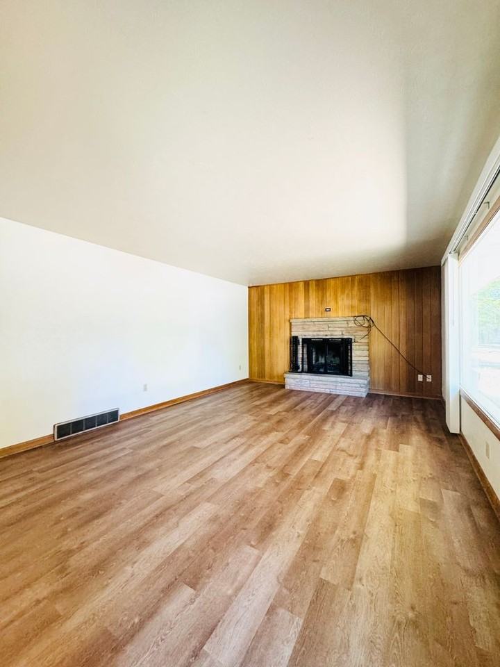 1212 Emigh St - Photo 2 of 18