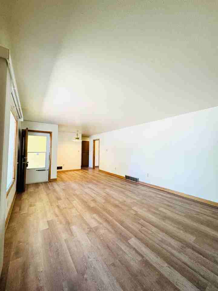 1212 Emigh St - Photo 3 of 18