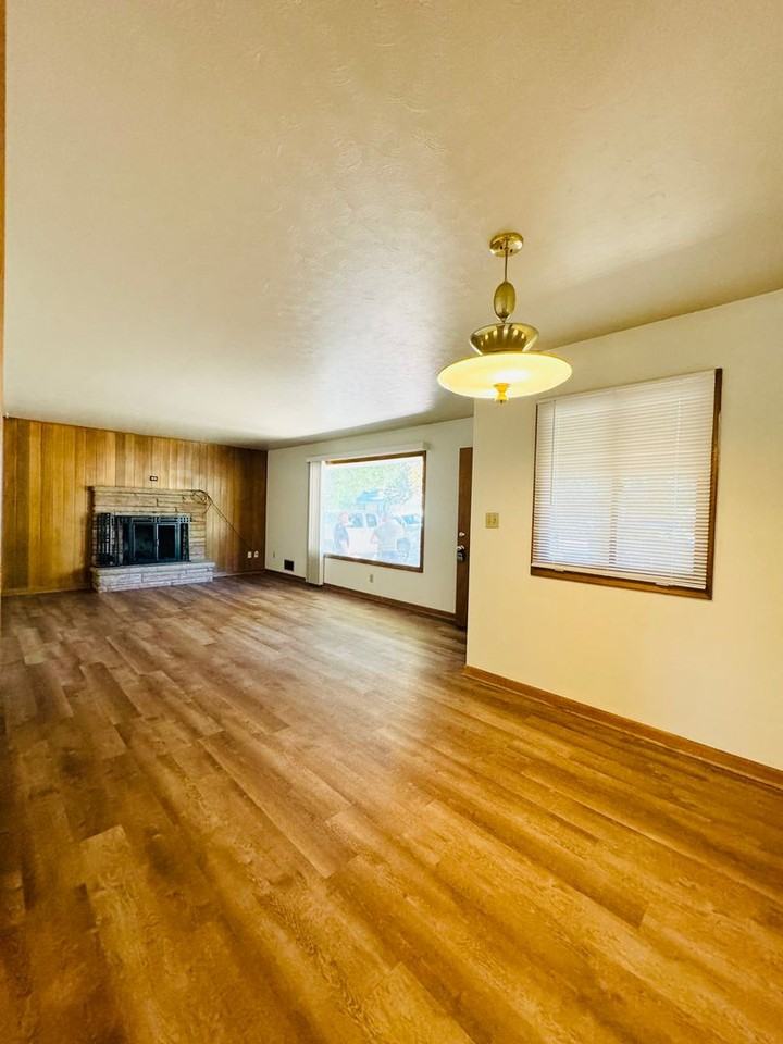 1212 Emigh St - Photo 4 of 18