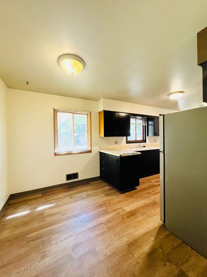 1212 Emigh St - Photo 5 of 18