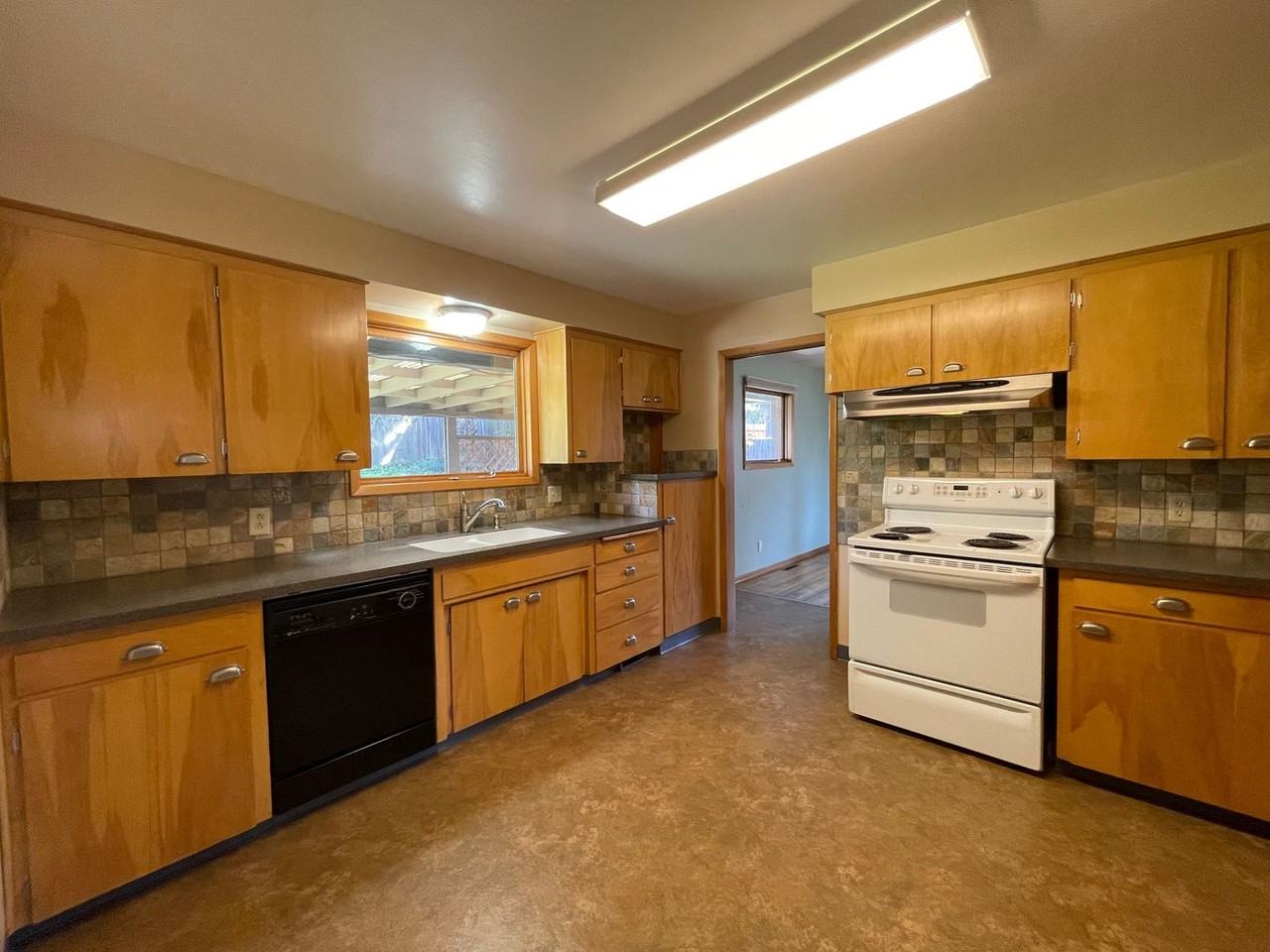 5630 N Greenwood Blvd - Photo 2 of 23
