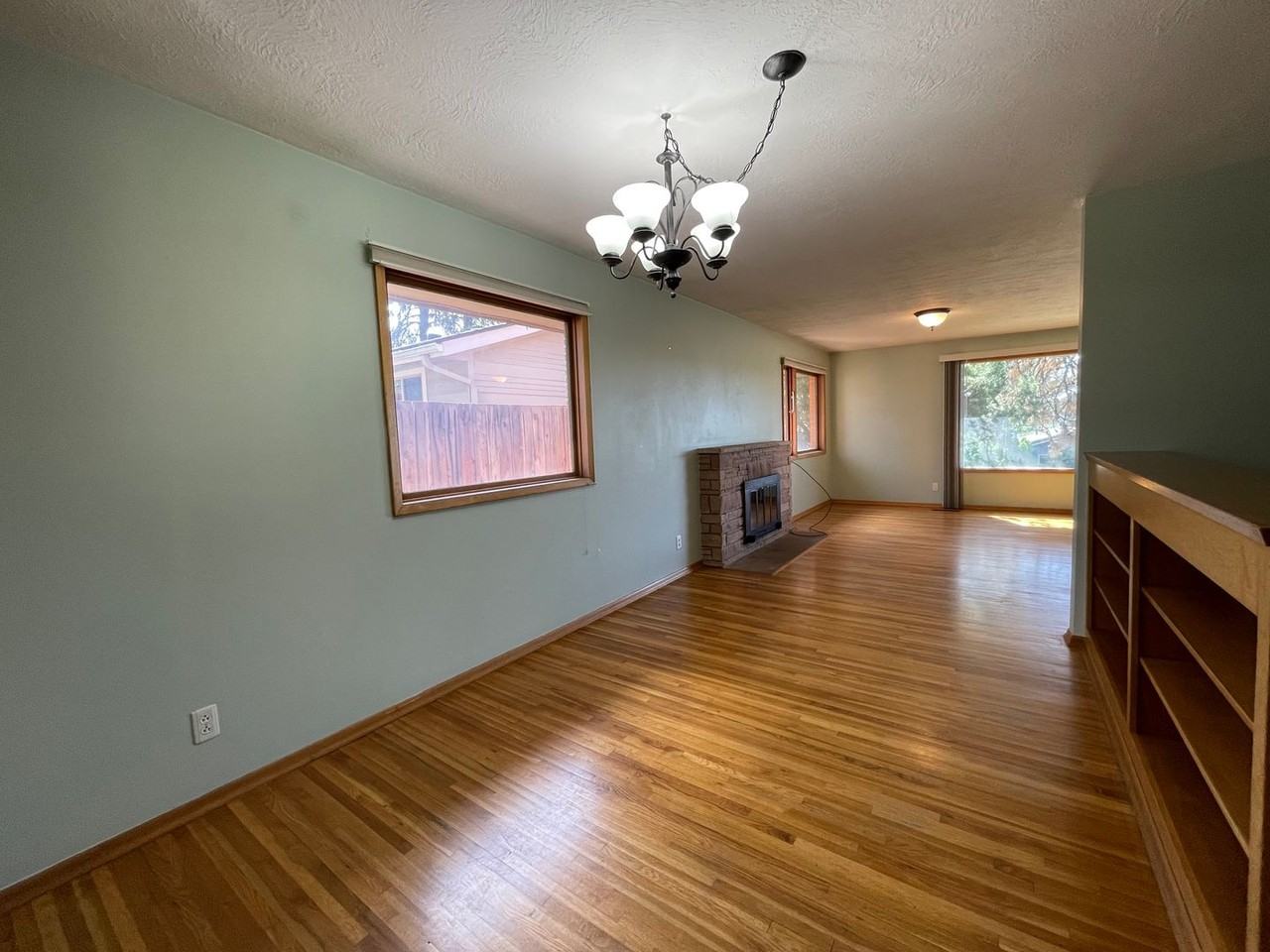 5630 N Greenwood Blvd - Photo 5 of 23