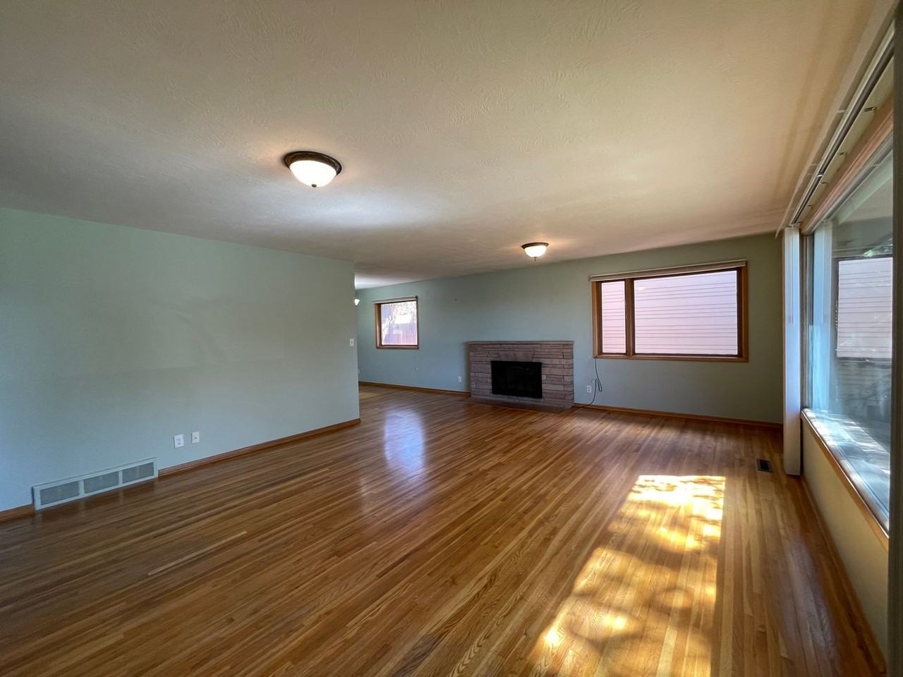 5630 N Greenwood Blvd - Photo 6 of 23
