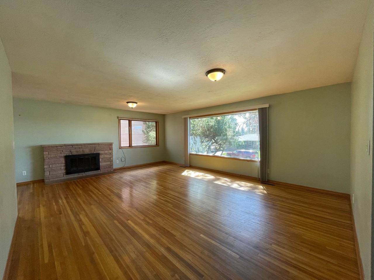 5630 N Greenwood Blvd - Photo 7 of 23