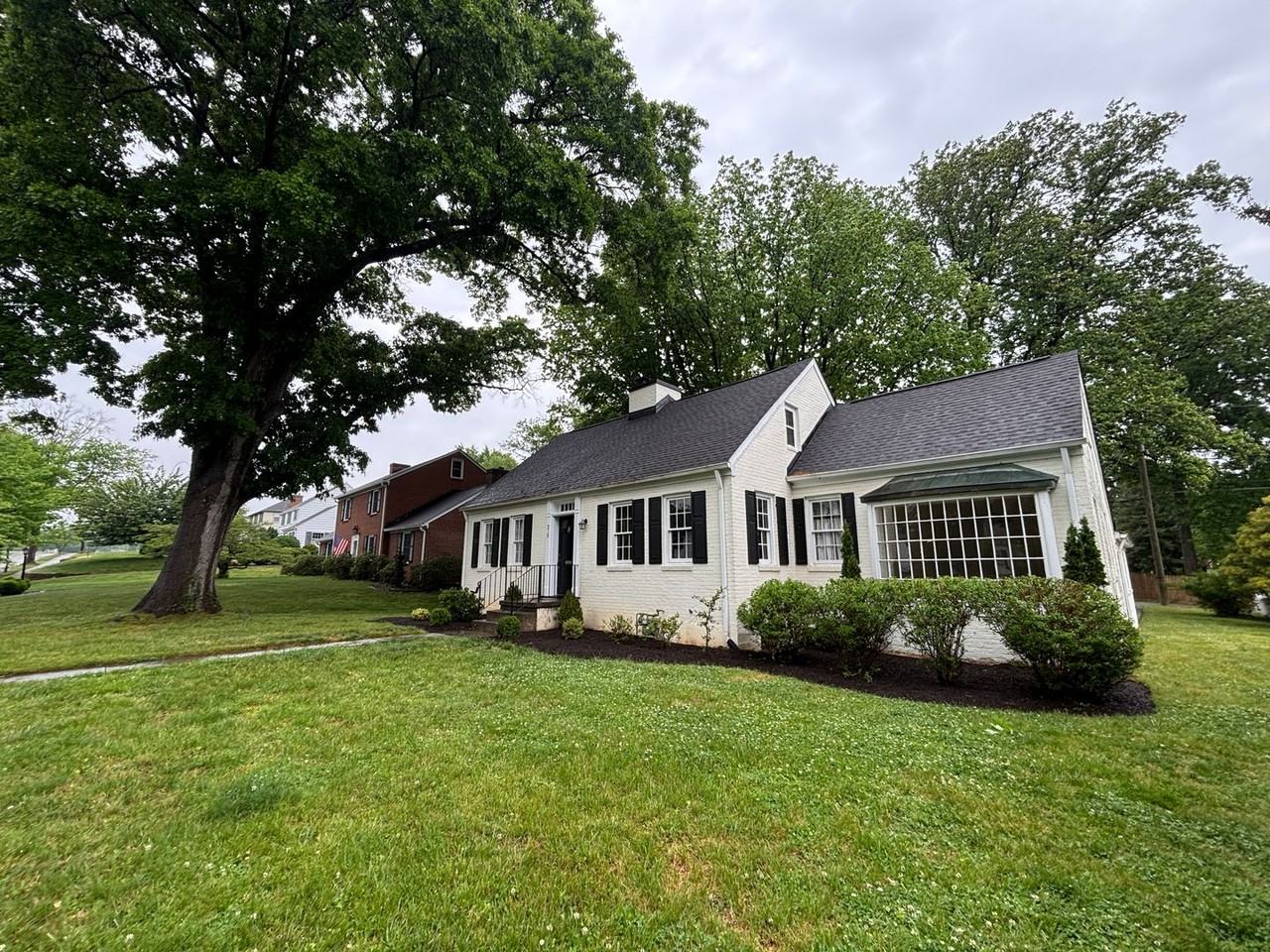210 Locust Ave - Photo 2 of 36