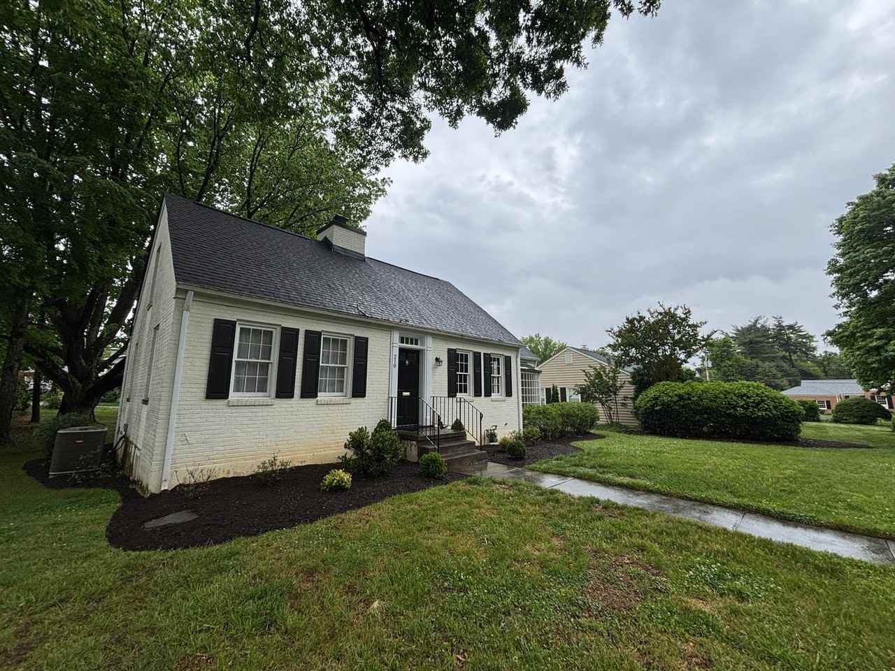 210 Locust Ave - Photo 3 of 36