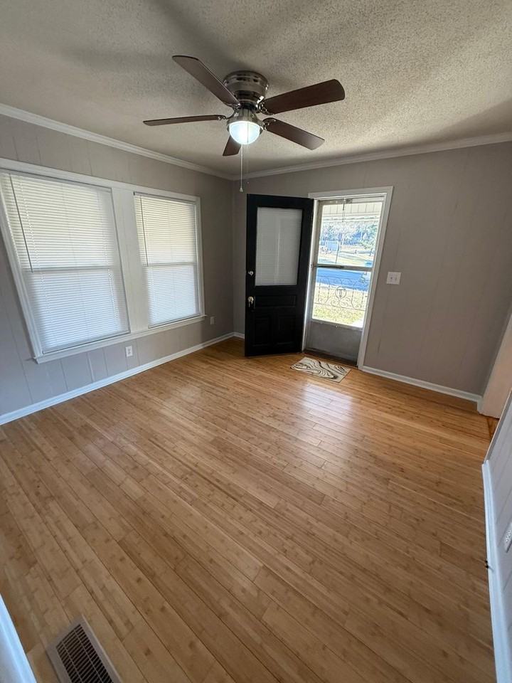 524 W Wainman Ave - Photo 3 of 9