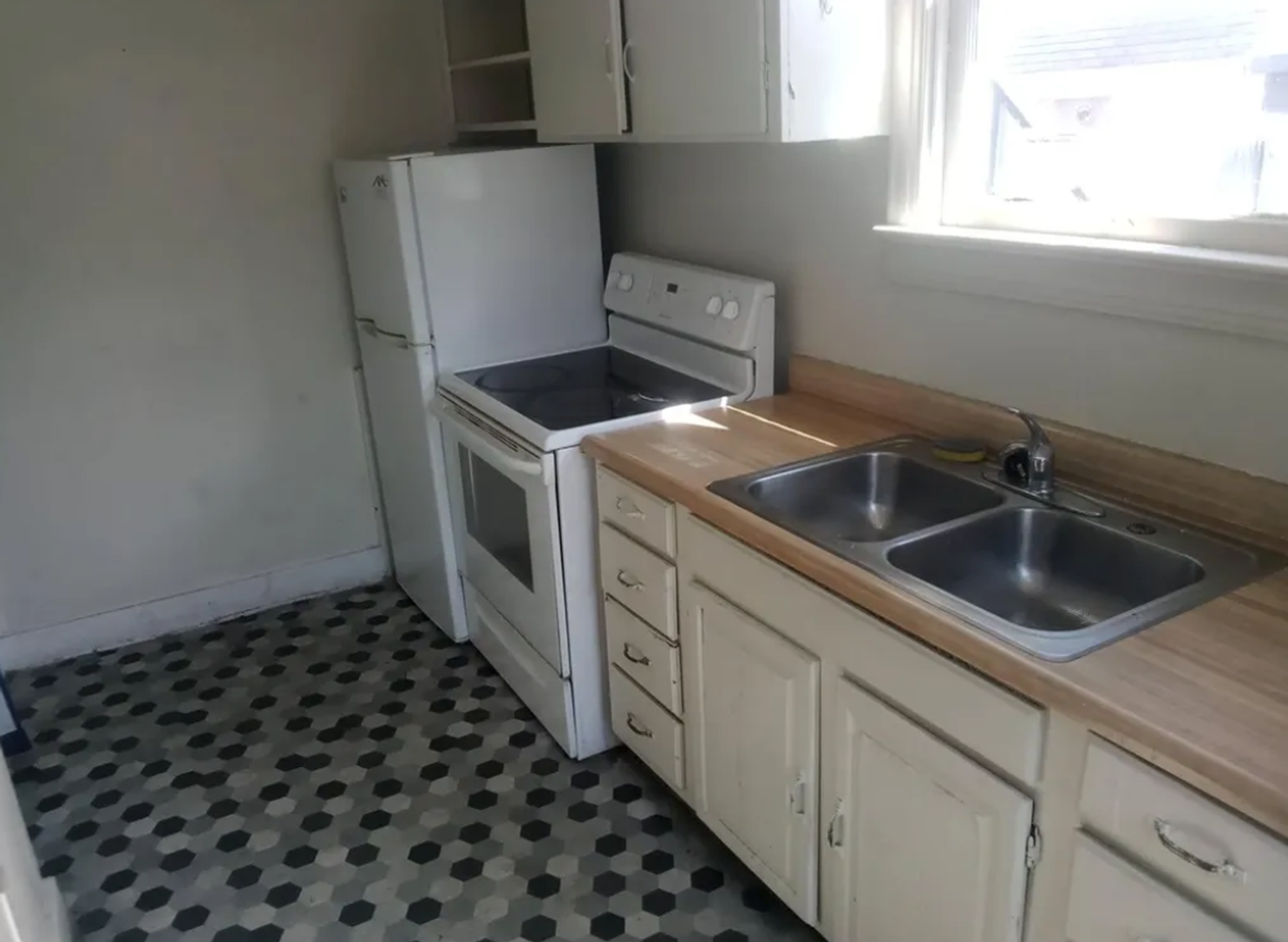 444 Park St - Photo 4 of 7