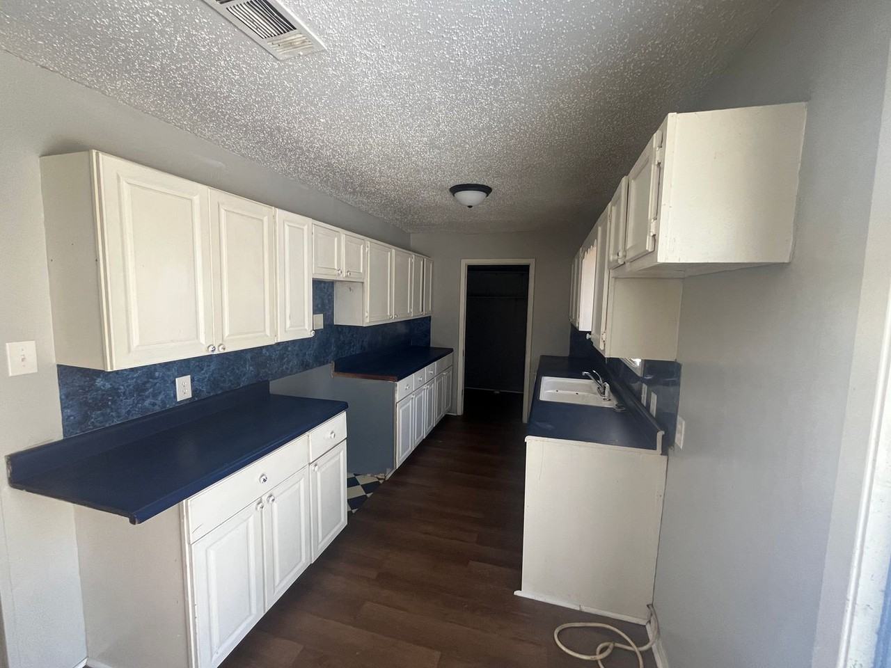 209 Laurel St - Photo 4 of 11