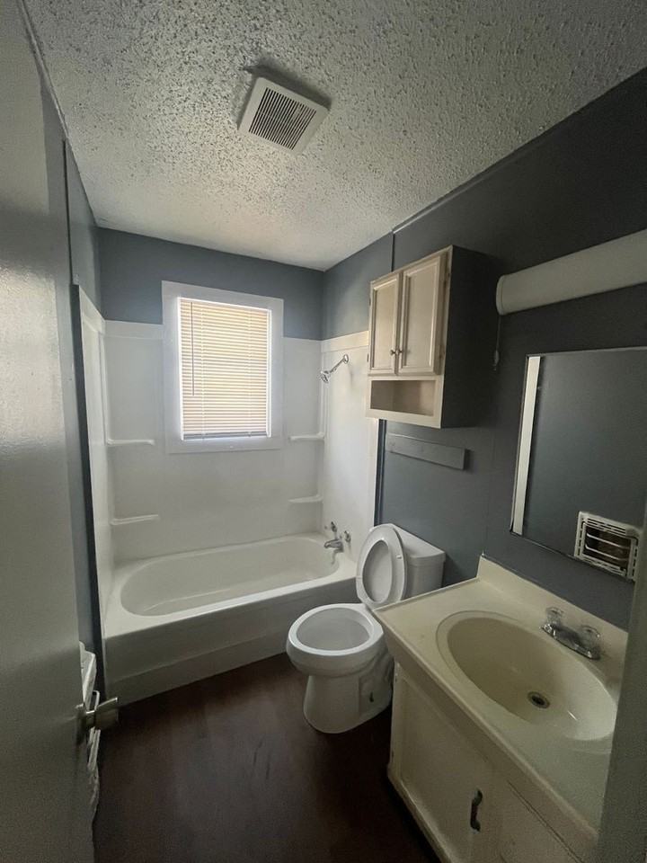 209 Laurel St - Photo 7 of 11