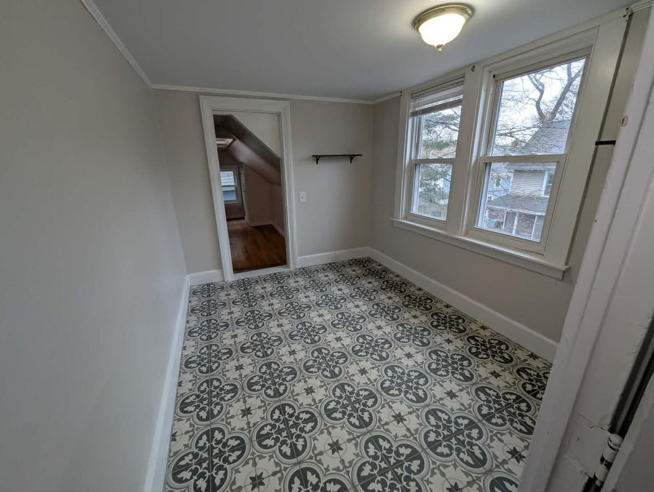 258 Essex St - Photo 4 of 10