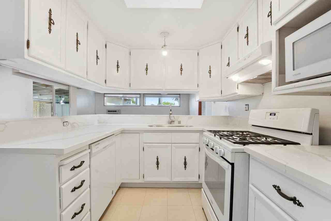 4665 Terry Ln - Photo 5 of 28