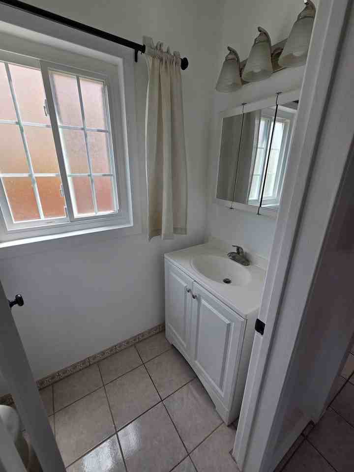 2509 W 109th St - Photo 5 of 10