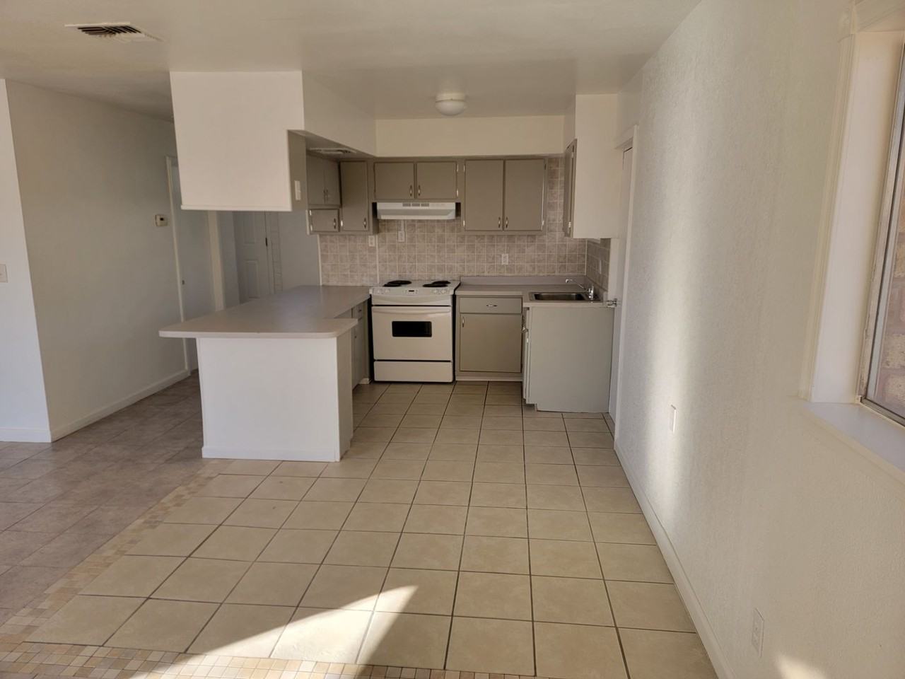 1801 Tejon Dr - Photo 4 of 7