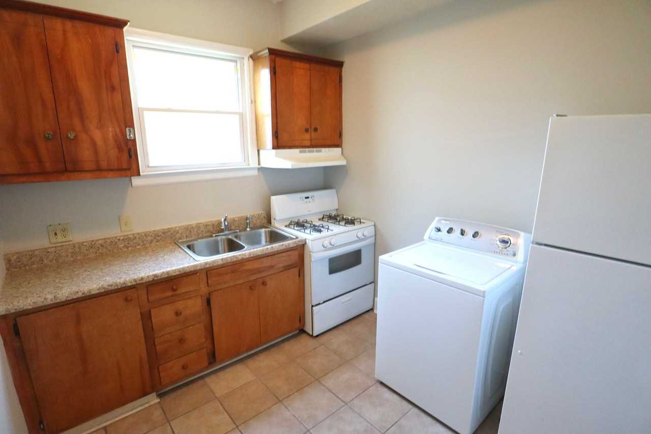 27 Nassau St #A - Photo 4 of 7