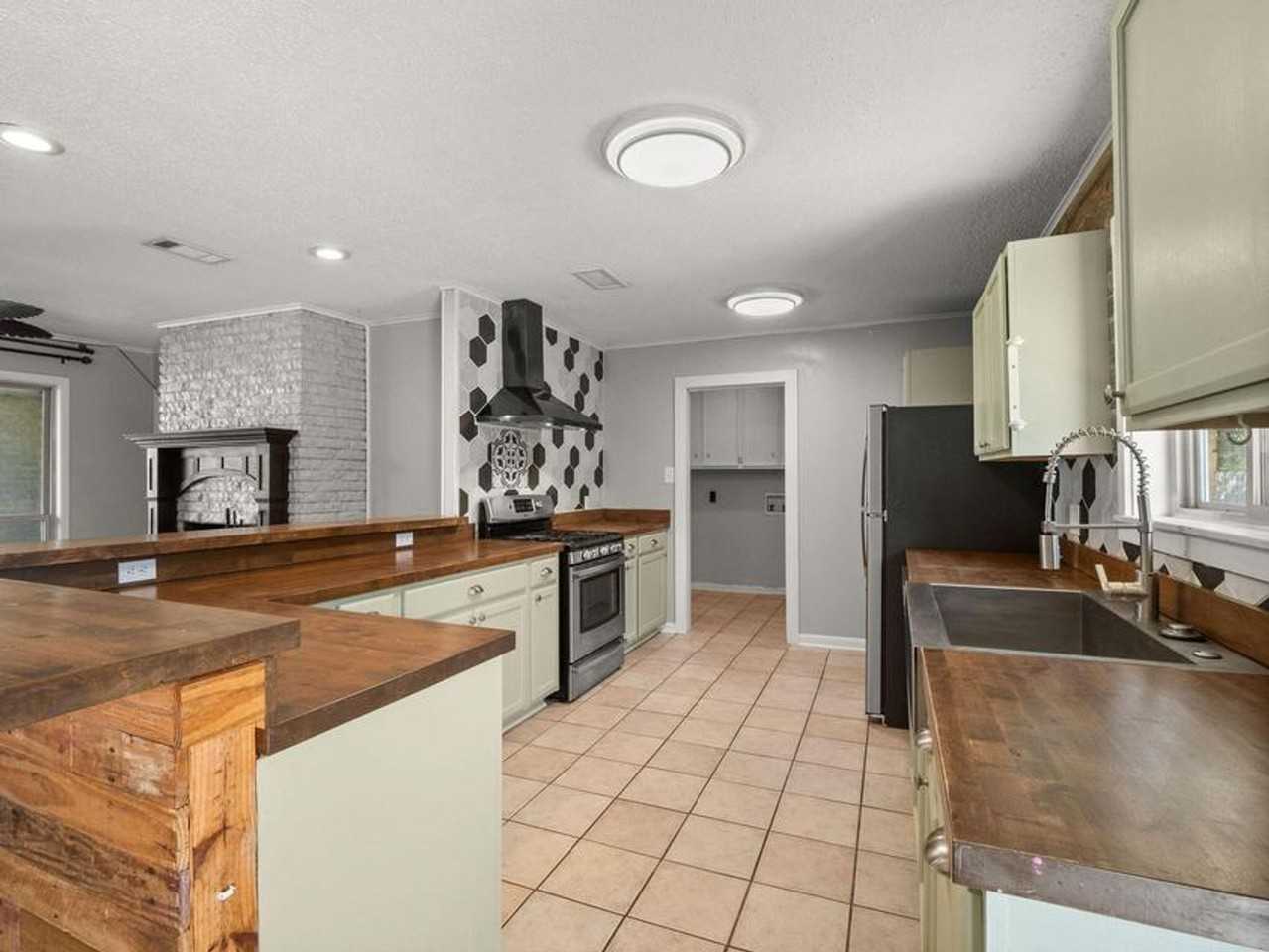 111 Henderson St - Photo 3 of 19