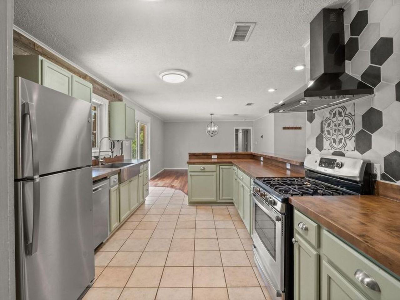 111 Henderson St - Photo 4 of 19