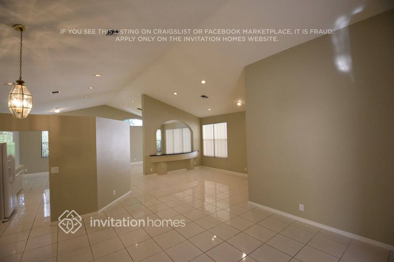 10213 Lexington Lakes Blvd N - Photo 3 of 19