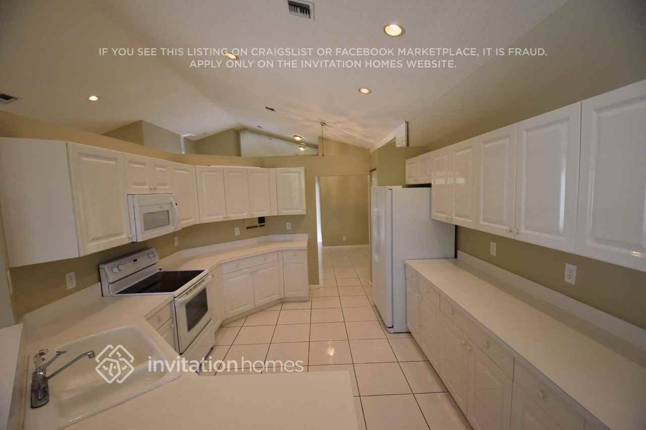 10213 Lexington Lakes Blvd N - Photo 7 of 19